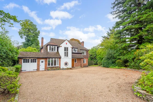 4 bedroom house — Granville Close, St George's Hill, Weybridge, KT13