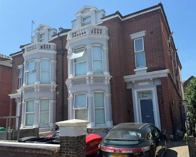Victoria Road North, Southsea, photo 1
