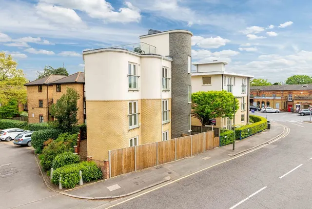 Ashley Park Road, Walton-On-Thames KT12 1JP, photo 1