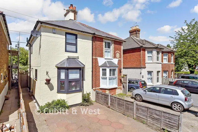 Povey Cross Road, Horley, RH6, photo 1