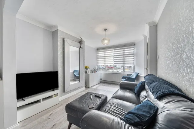 Photo 3 — Harcourt Avenue, DA15