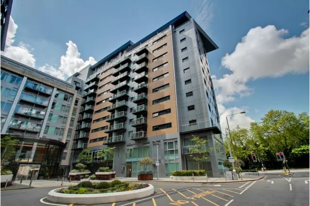 Photo 2 — 348 Queenstown Road, London