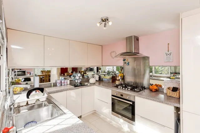Lark Rise, Turners Hill Park, RH10, photo 2