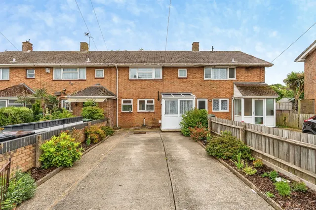 Laburnum Crescent, Hythe, Southampton, photo 1