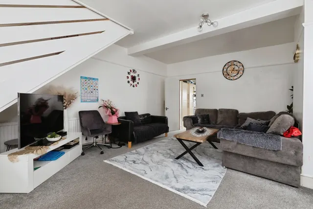Photo 3 — Wedderburn Road, Barking, IG11
