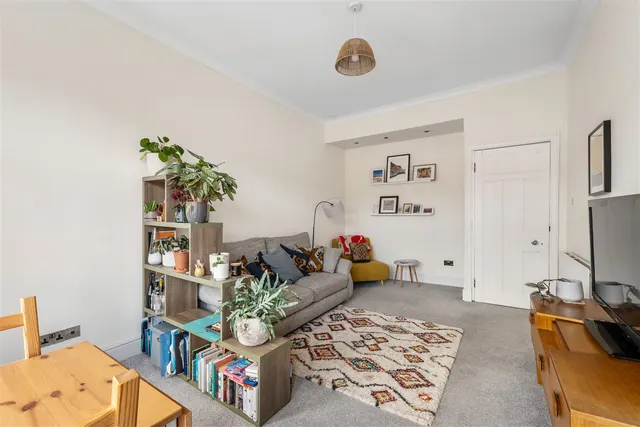 Photo 3 — 3/2 279 Crow Road, Broomhill, G11 7BG