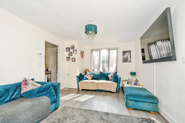 Queens Close, Watchfield, SN6, photo 3