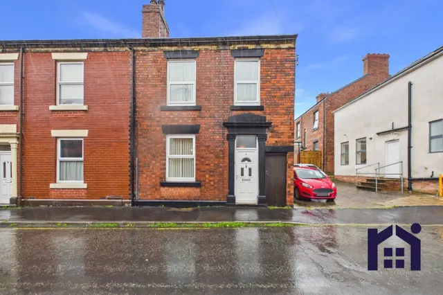 3 bedroom house — Springfield Road, Chorley, PR7 1JB
