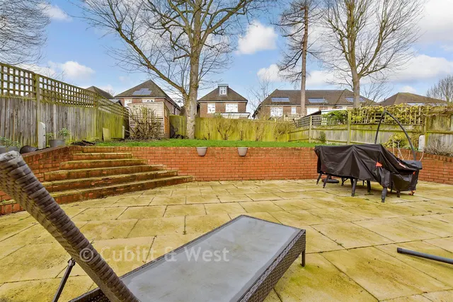 Bankside, Epsom, KT17, photo 1