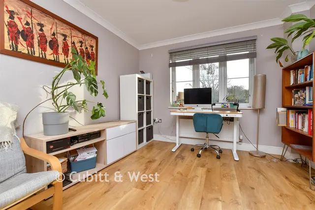 Bankside, Epsom, KT17, photo 3