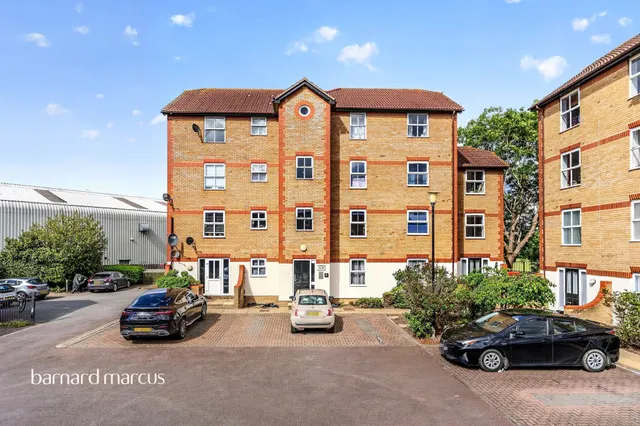 Appleton Square, Mitcham, photo 1