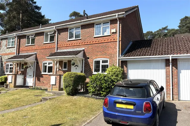 Barnett Lane, Lightwater, Surrey, GU18 5LE, photo 1