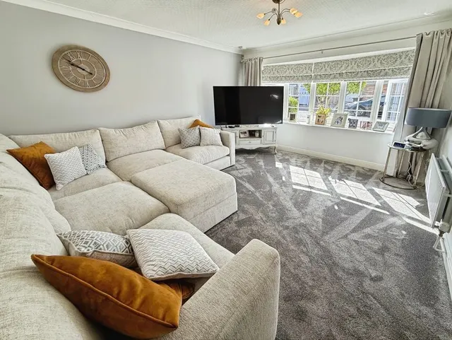 Photo 2 — Glenbank Close, Lincoln, LN6