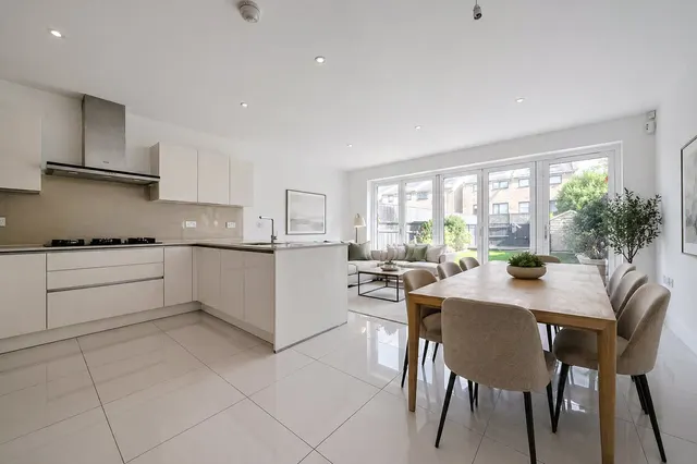 Photo 2 — Well Grove, London, N20 9BN