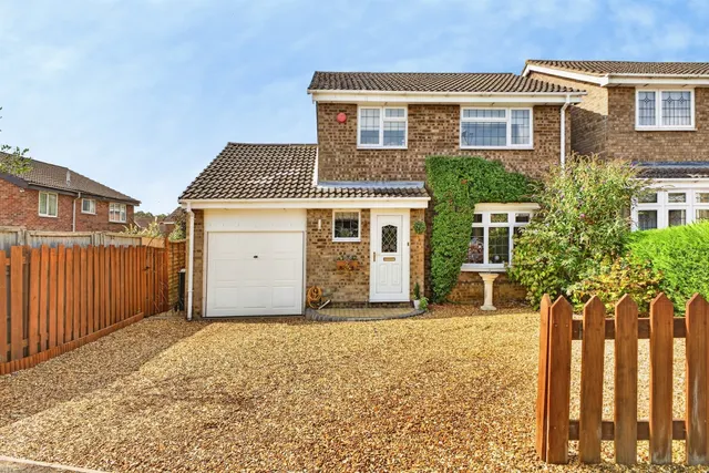 3 bedroom house — Bramcote Drive, Northampton