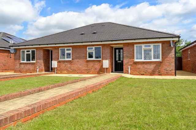 Bridge Road, Kettering, NN14, photo 1