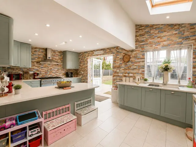 The Avenue, Featherstone, WV10, photo 2