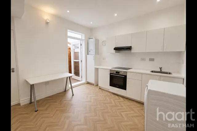 Benson Avenue, E6, photo 3