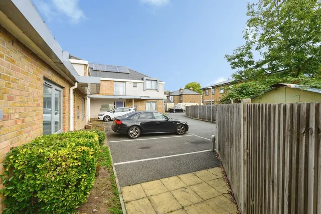 Kingston Road, Leatherhead, KT22, photo 1
