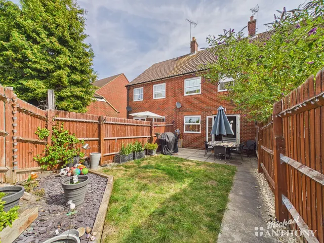 Photo 3 — Arncott Way, Fairford Leys, Aylesbury, HP19 7AW