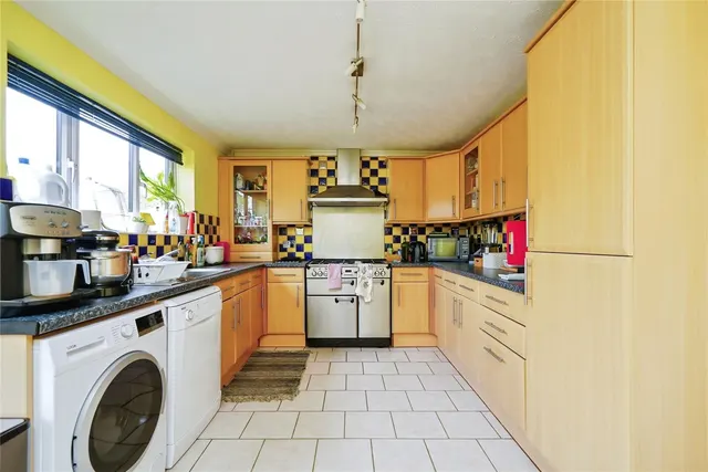 Photo 2 — Binswood Avenue, Headington, Oxford, Oxfordshire, OX3