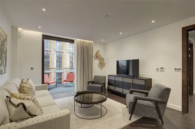 3 bedroom flat, Charles Clowes Walk, Nine Elms, SW11
