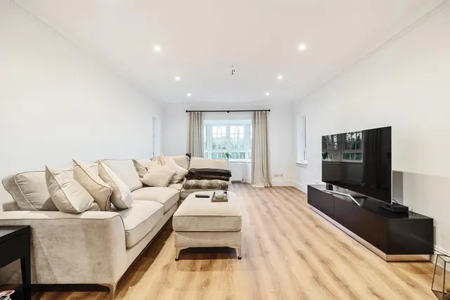 St Monica's Road, Kingswood, photo 3