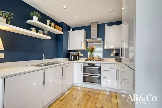 Photo 3 — Woodside Close, Grays, Essex, RM16 2DN