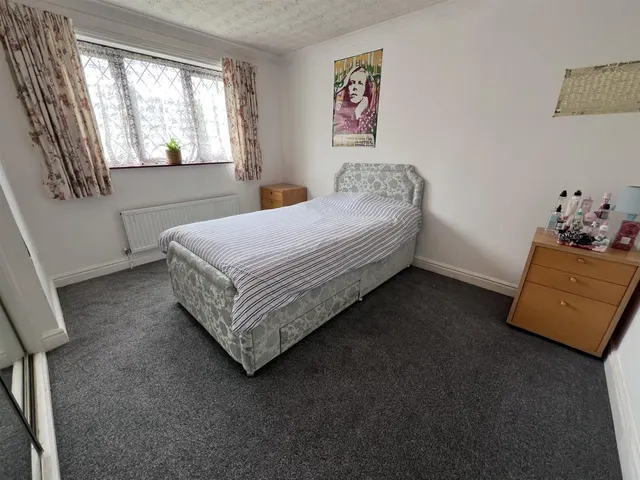 Photo 3 — Davenant Close, Gillingham SP8 4SL