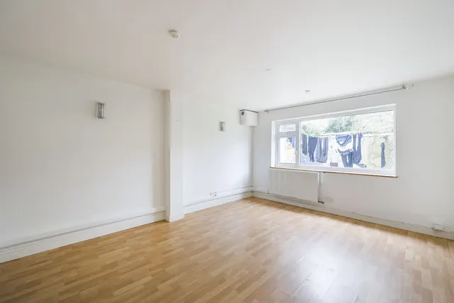 Photo 2 — 8 Davmor Court, Boston Manor Road, Brentford