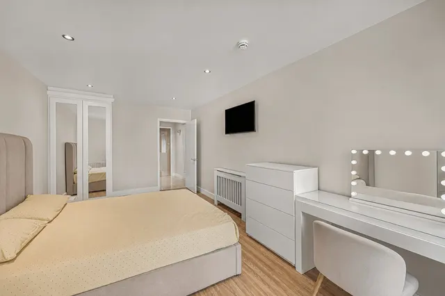 Western Gateway, London, E16, photo 2