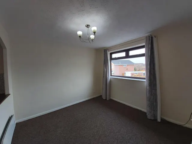 Photo 2 — Dallow Crescent, Burton Upon Trent, DE14