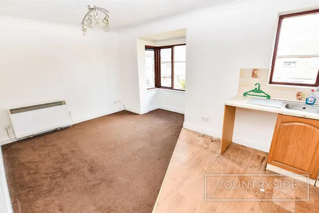 Photo 2 — Burns Avenue, Pitsea, Basildon