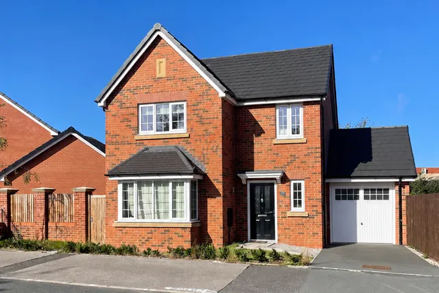 Almond Green Avenue, Standish, WN6, photo 1