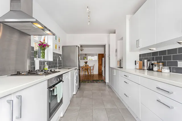 Harvest Road, Englefield Green, TW20, photo 3