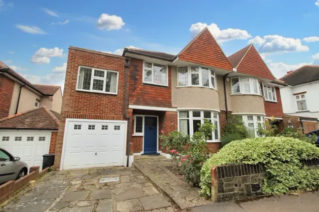 Mayfair Gardens, Woodford Green, IG8
