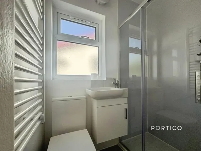 Latchford Place, Chigwell, IG7, photo 2