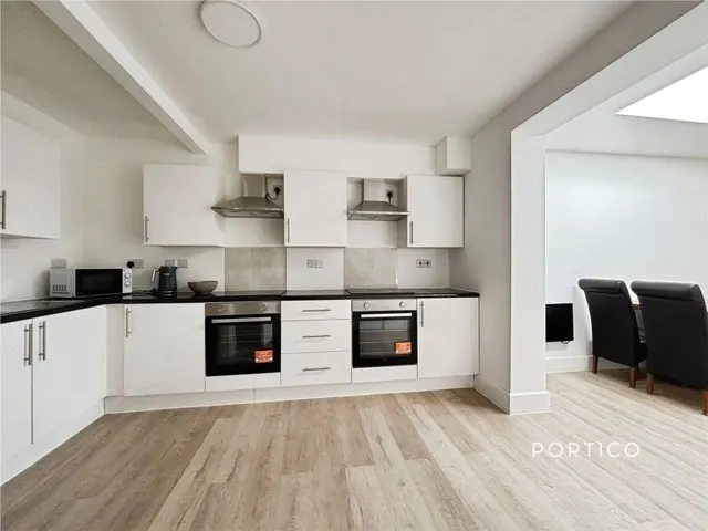 Latchford Place, Chigwell, IG7, photo 3