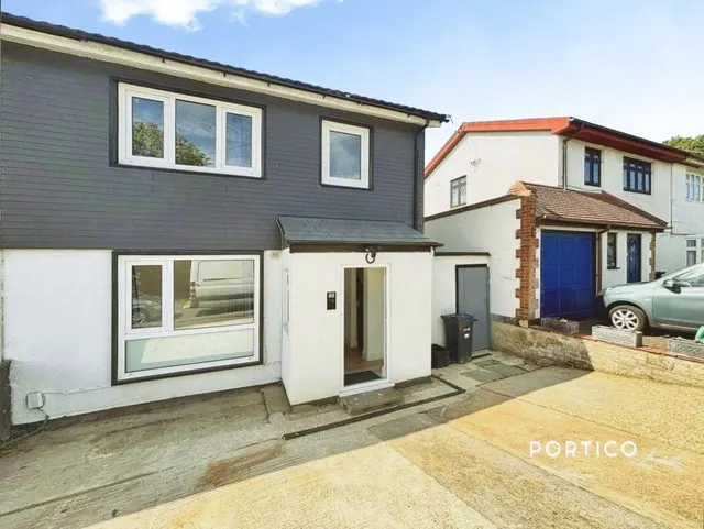 Latchford Place, Chigwell, IG7, photo 1