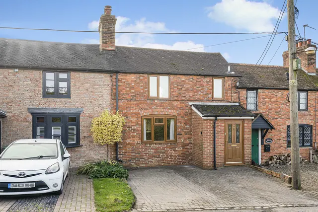 Lawn Hill, Edgcott, photo 1