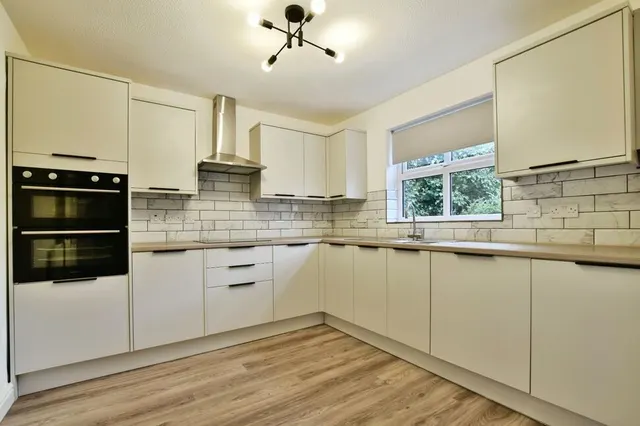 Land Lane, Wilmslow, SK9, photo 2