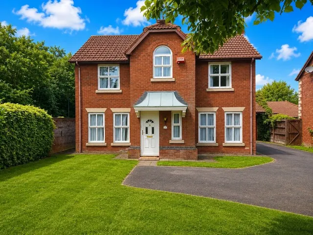 Land Lane, Wilmslow, SK9, photo 1