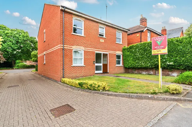 Updown Hill, Windlesham, Surrey, GU20 6DL, photo 1