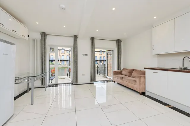 Lancaster Drive, London, E14, photo 1