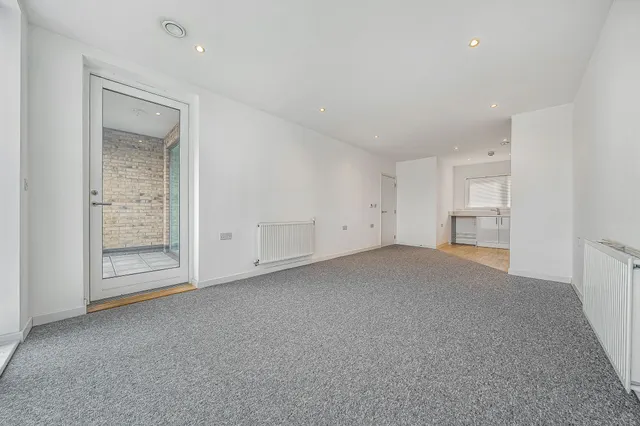 Photo 2 — Flat M, 98 Reaston Street, London