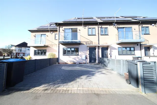 Lincoln Road, Enfield EN1 2RY, photo 1