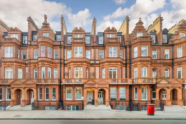Photo 3 — Lower Sloane Street, Chelsea, London