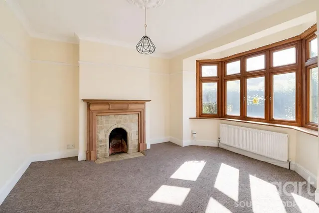 Charnwood Drive, London, E18, photo 2