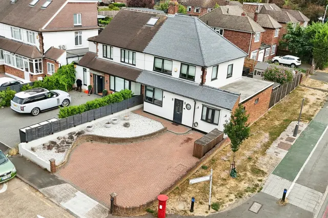 Burton Close, Chessington, photo 1
