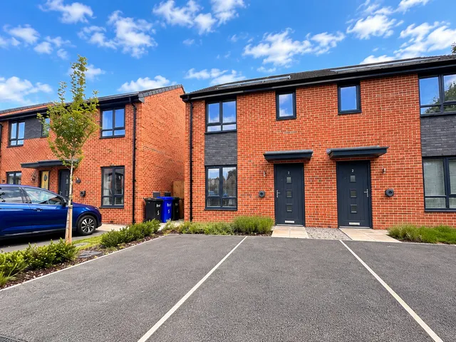 Pine Close, Bury BL9 6PA, photo 1